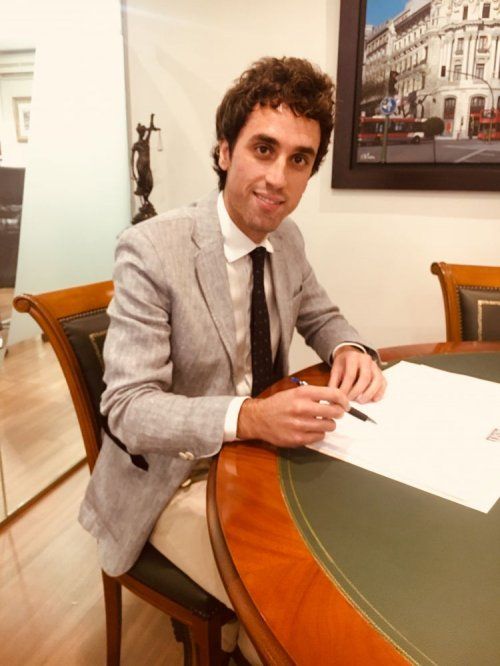 Licenciado en Derecho por la Universidad Complutense de Madrid en el año 2013 y Máster en Práctica Jurídica y para acceso al Turno de Oficio en todos los órdenes homologado por el Ilustre Colegio de Abogados de Madrid, impartido en el Centro de Estudios e Investigaciones Jurídicas de Madrid.
 
Curso especial en Extranjería homologado por el ICAM para acceso al Turno de Oficio impartido en el Centro de Estudios e Investigaciones Jurídicas de Madrid.
 
Colegiado ejerciente desde septiembre de 2014, con experiencia previa en despachos profesionales y asesoría jurídica desde febrero de 2014.
 
LinkedIN
 