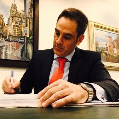 Licenciado en Derecho por la Universidad Autónoma de Madrid. Especializado en materia mercantil y penal, igualmente cuenta con una gran formación y experiencia específica en gestión y asesoramiento laboral, y asesoramiento y asistencia legal en tráfico, con una carrera profesional desde 1993 dirigida al asesoramiento legal integral de empresas y particulares.  Administrador concursal desde 2012. Dispone de experiencia de más de seis años en el departamento de gestión de cobros dentro de la asesoría jurídica del Banco Santander, tanto en la gestión extrajudicial como en la judicial. Fundador y director de la firma Ugarte Abogados y Consultores y responsable al completo de las áreas jurídicas de la misma.
 
LinkedIN