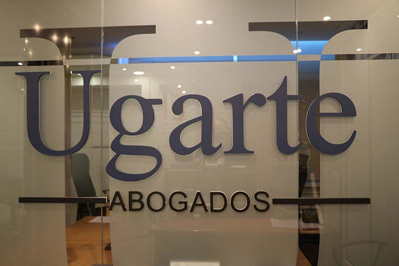 Rótulo de Ugarte Abogados en la sede del despacho